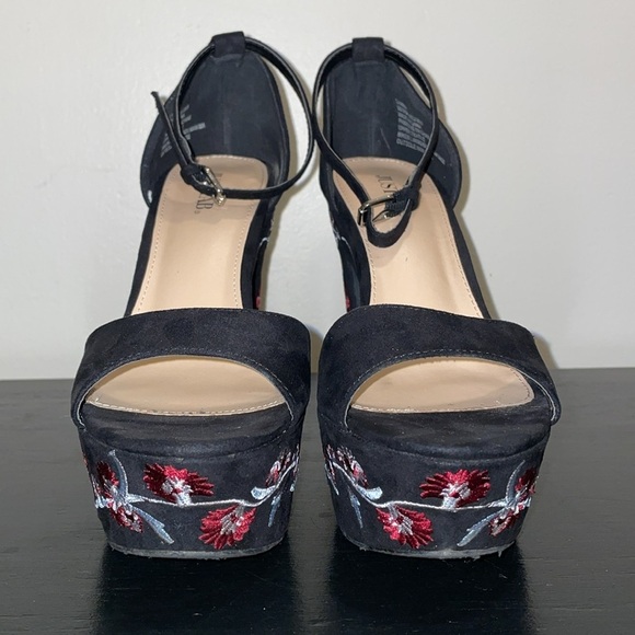 JustFab Lawren High Heel Sandals. Size 8. Chunky heel. Floral design. - Picture 3 of 14